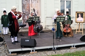 Beim Königin-Luise-Sommerbüfett am 26. Juni im Schloss Fürstenberg. Foto von links: Albrecht Rau (Violine), Daniela Petry (Kontrabass), Anja Sommer-Rau (Violine) und Maria Braun-Rogers (Violoncello) Beim Königin-Luise-Sommerbüfett am 26. Juni im Schloss Fürstenberg. Foto von links: Albrecht Rau (Violine), Daniela Petry (Kontrabass), Anja Sommer-Rau (Violine) und Maria Braun-Rogers (Violoncello)